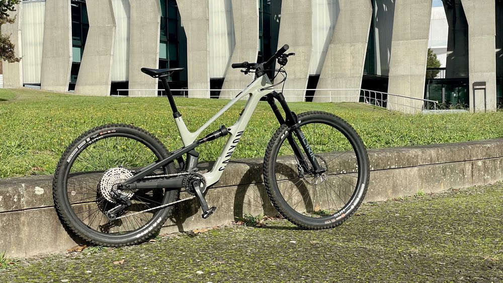Canyon Spectral: ONfly CF 8 [ Elétrica de Carbono - 18 Kg]