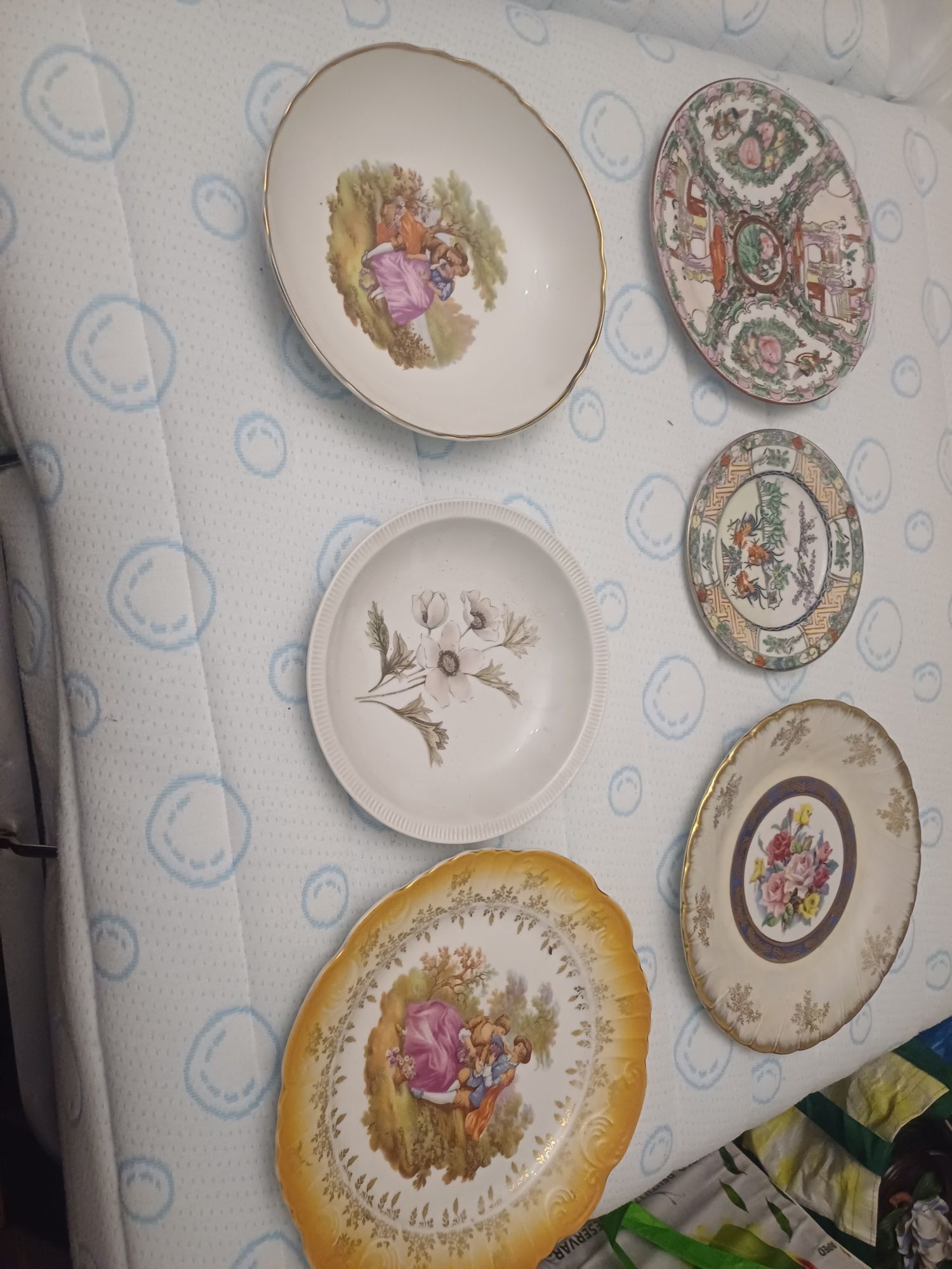 Pratos decorativos porcelana alguns com número de série e brasão