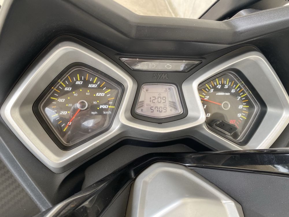 Maxi scooter 125  Cruisym  ( 5700km )