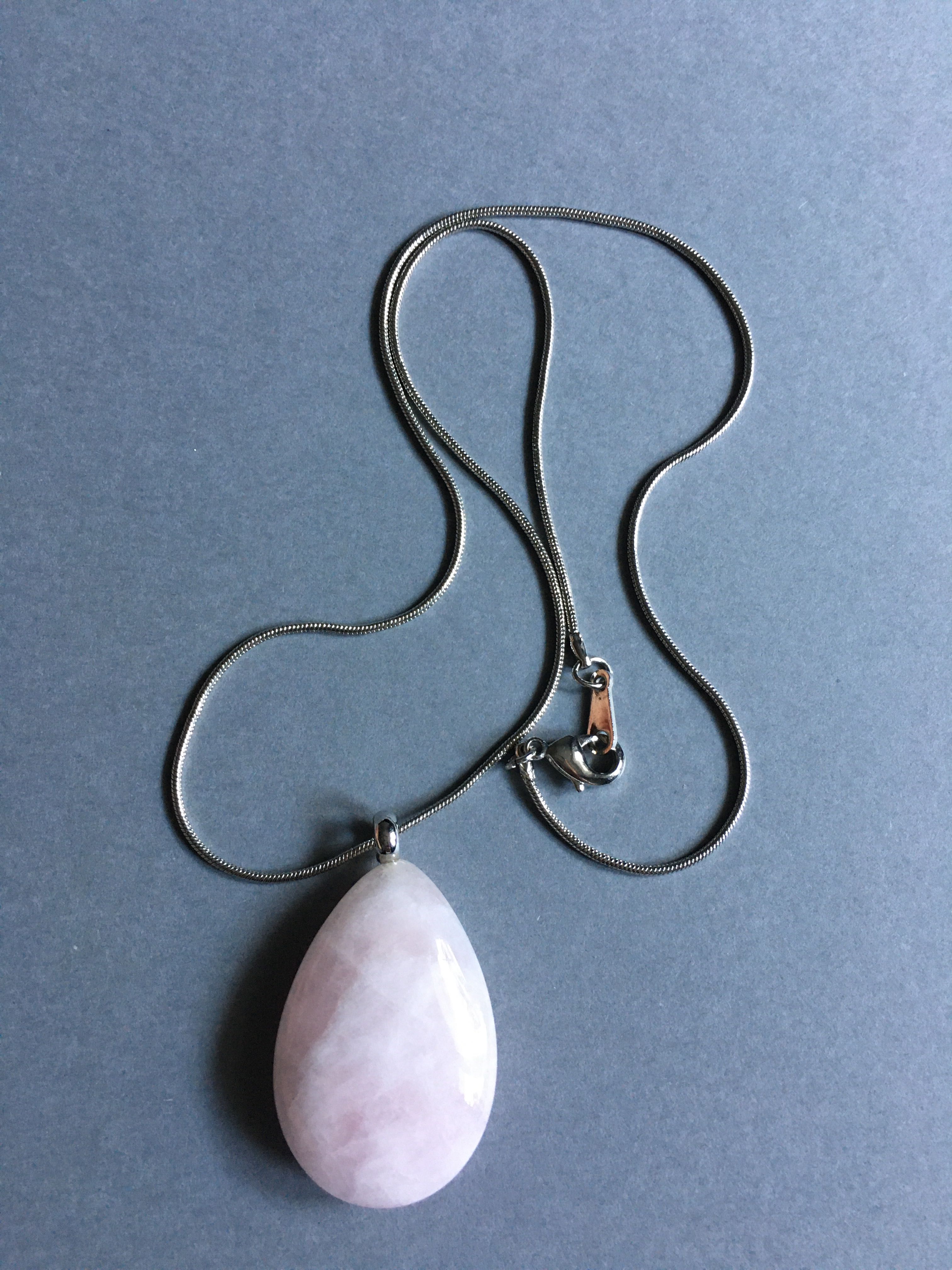 „Srebrny” łańcuszek z owalnym kamieniem naturalnym kwarc różowy