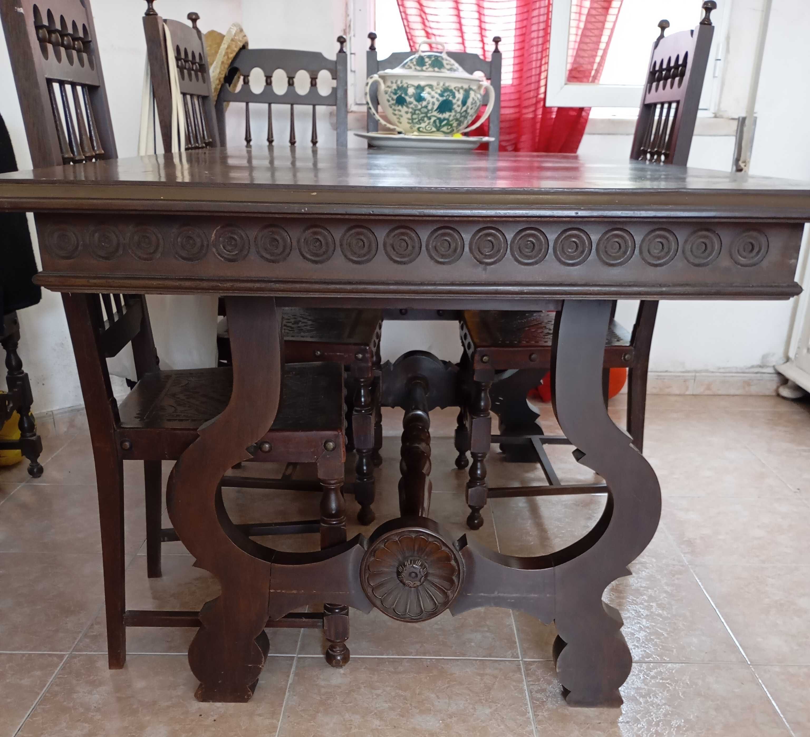 Aparador e mesa de sala antigo