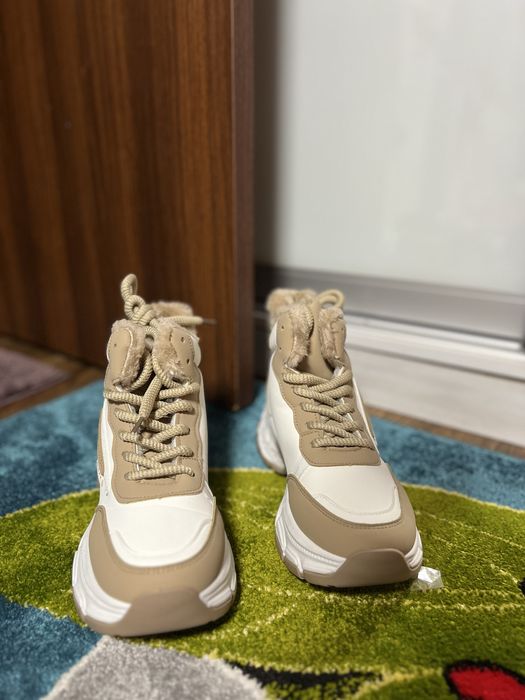 Зимові високі кросівки бежеві , теплі