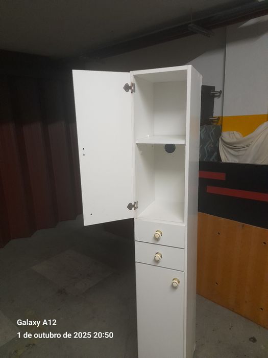 Movel alto e estreito portas e gavetas