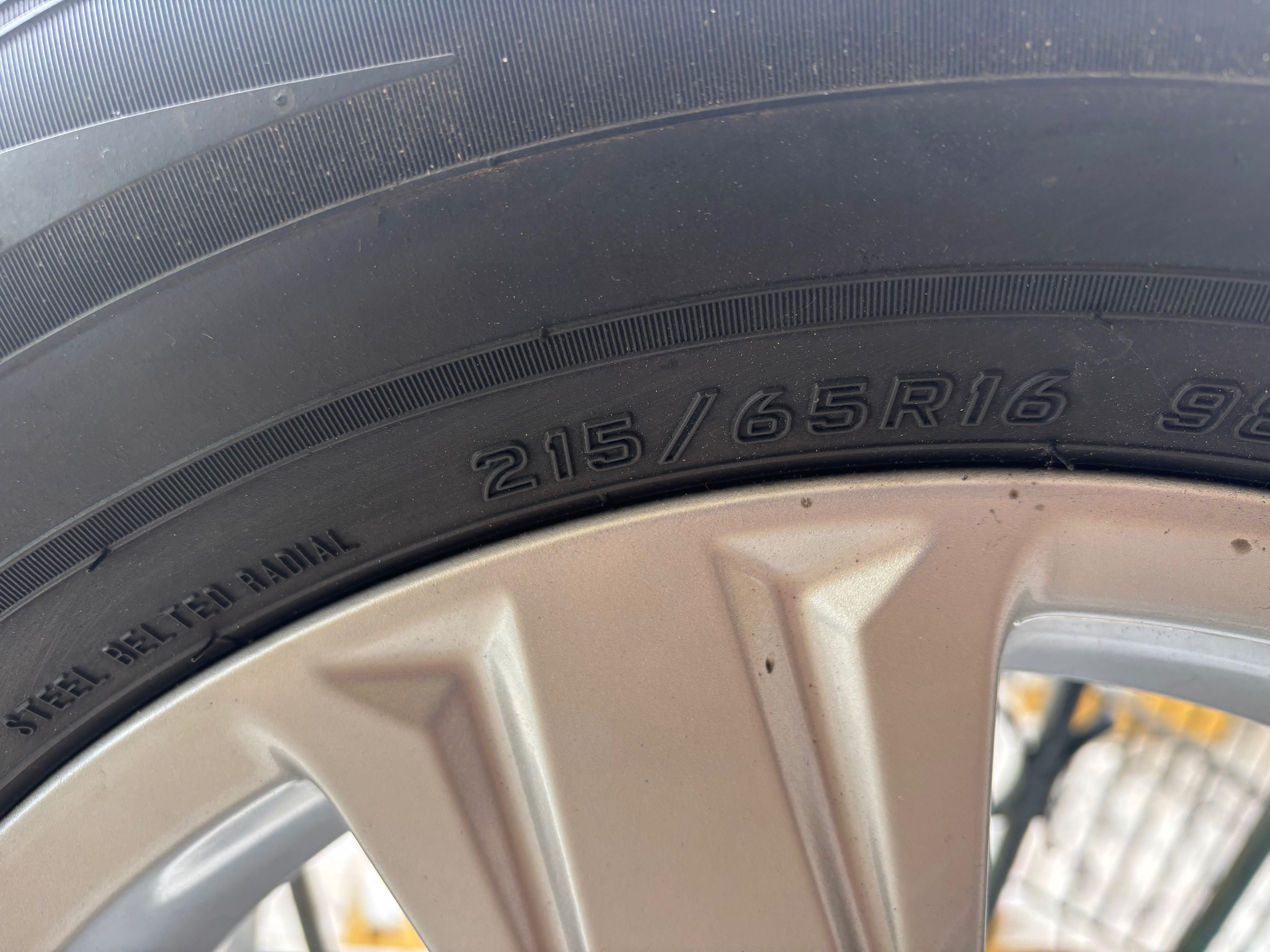 Jantes 16 genuínas da Toyota com pneus 215/65 pneus Dunlop semi novos