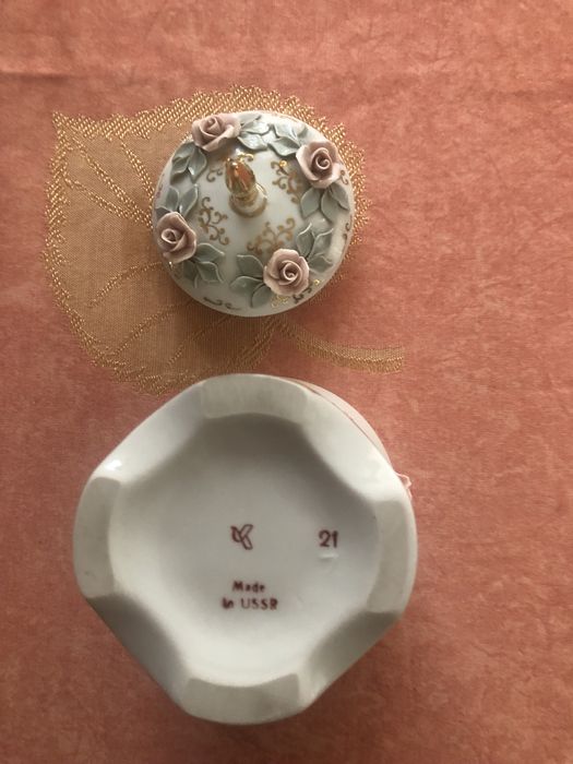 Porcelanowa szkatułka