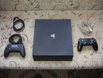 Playstation 4 Pro CUH-7216B + 2 pady + 8 gier