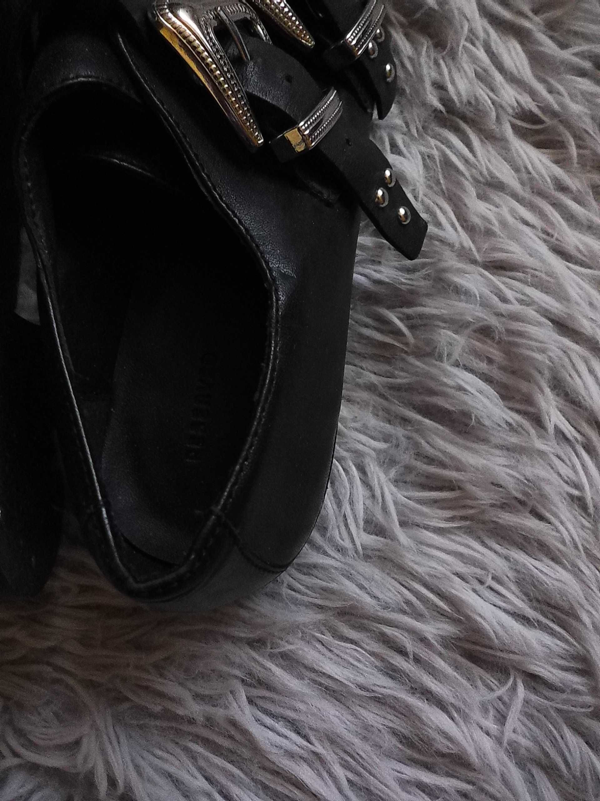 Czarne buty z ozdobnymi paskami Reserved