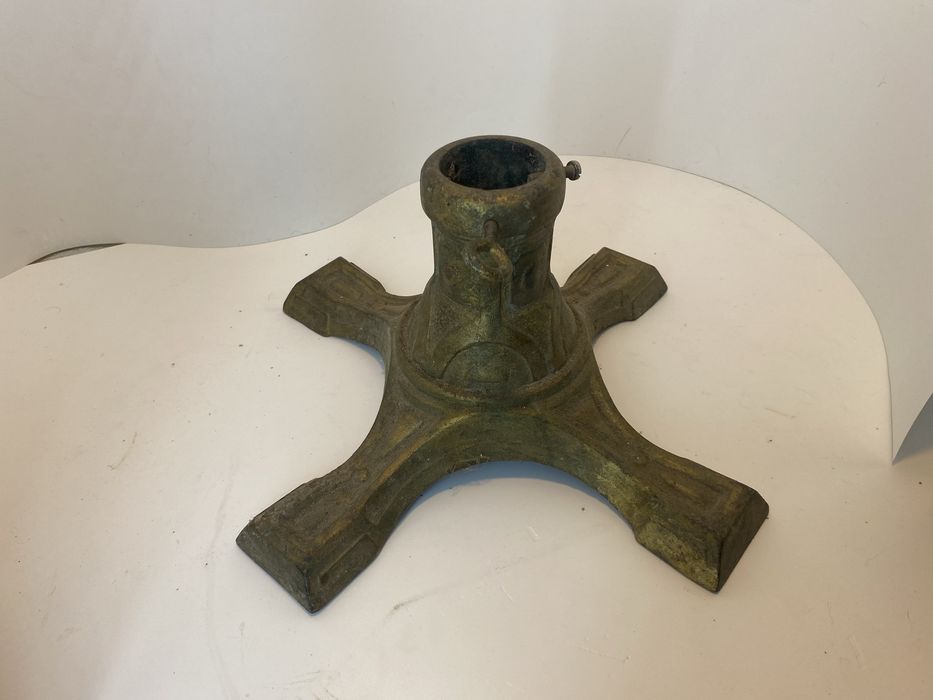 Żeliwna stara noga do choinki