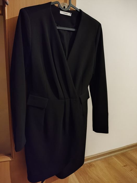 Czarna żakietowa sukienka