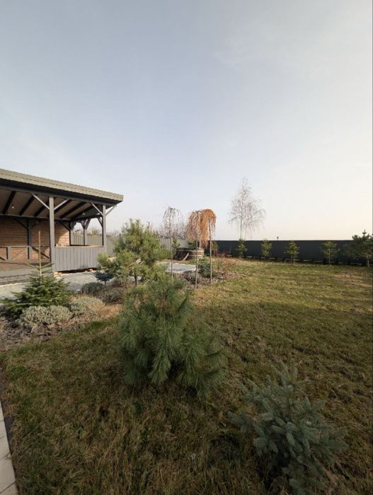 Продам будинок із земельною ділянкою в передмісті