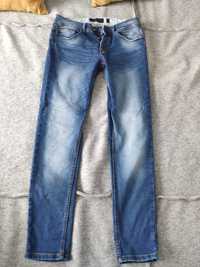 Jeansy klasyczne Reserved