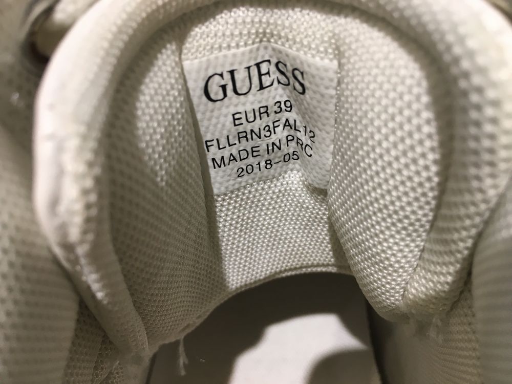GUESS bałe sneakersy na koturnie rozm. 39