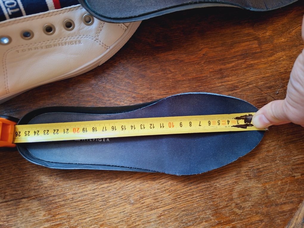 Buty skórzane Tommy Hilfiger- Slip On City Sneaker z nowej kolekcji