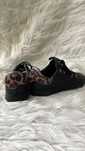Ténis Guess pretos e com efeito leopardo