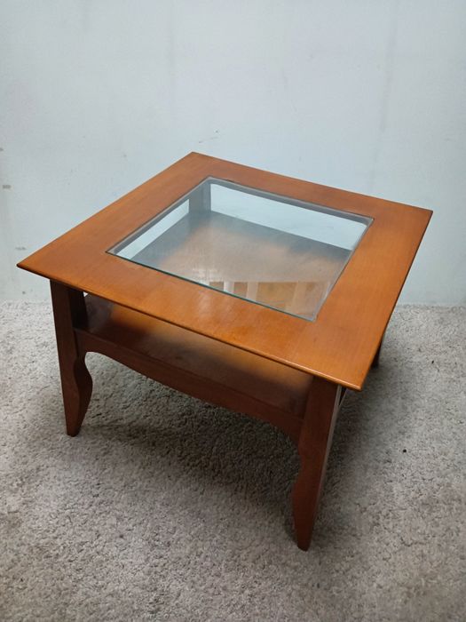 Mesa de centro em madeira de cerejeira com tampo em vidro.
Medidas:60/