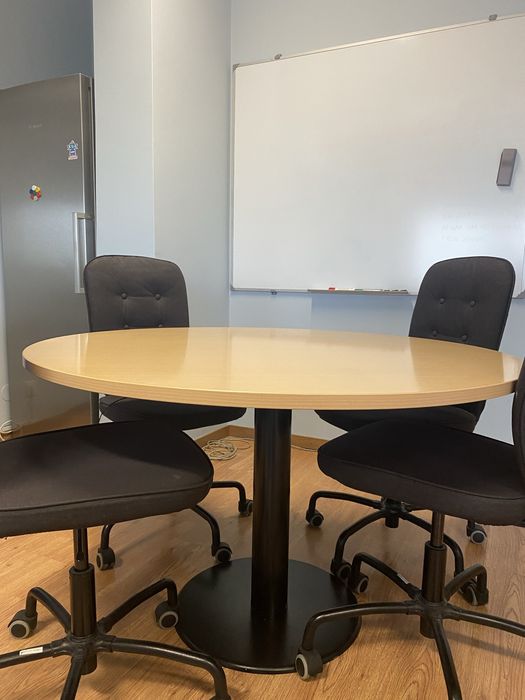 Mesa de reuniões redonda de escritório como nova