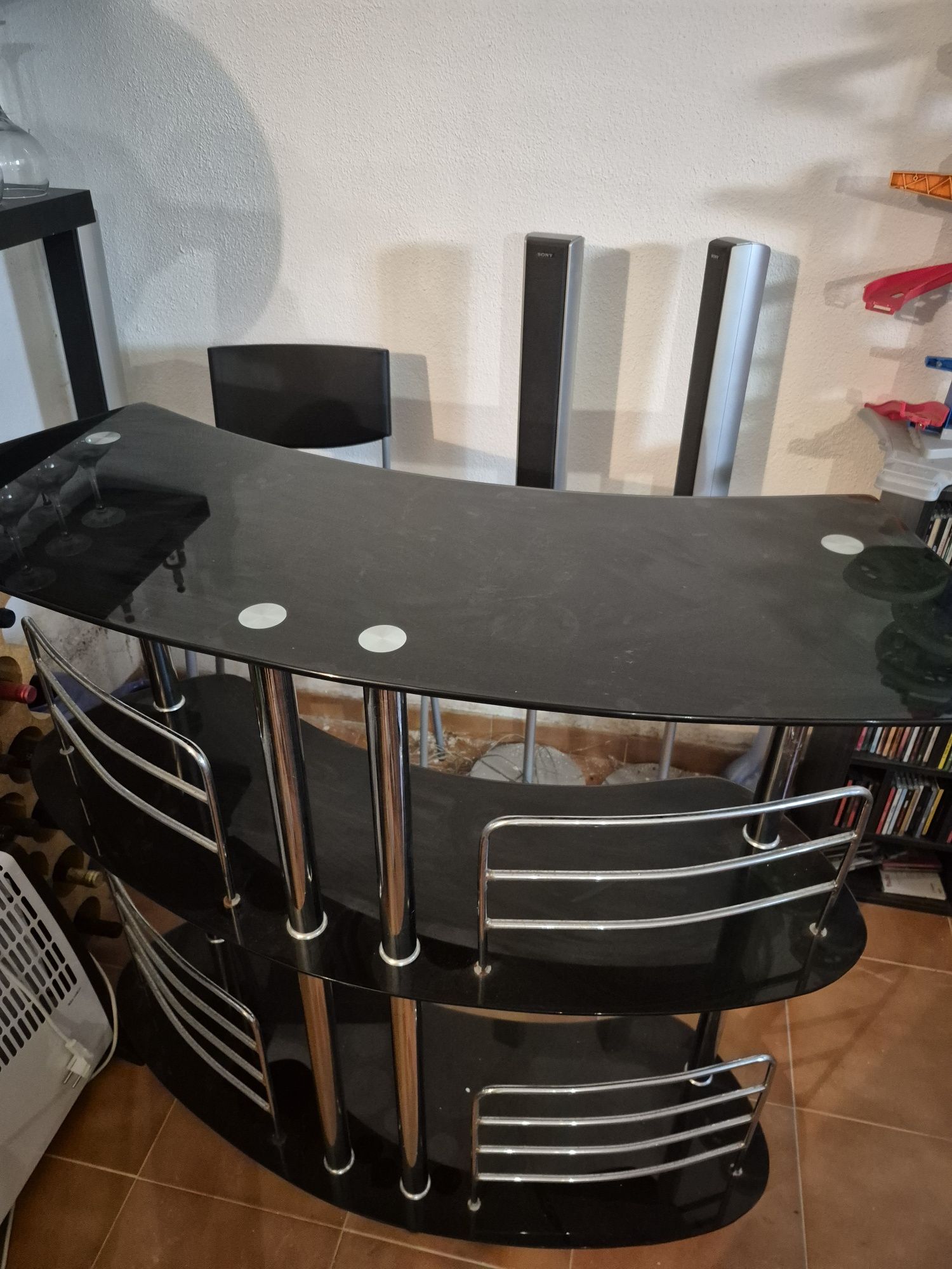 Bar em vidro e metal