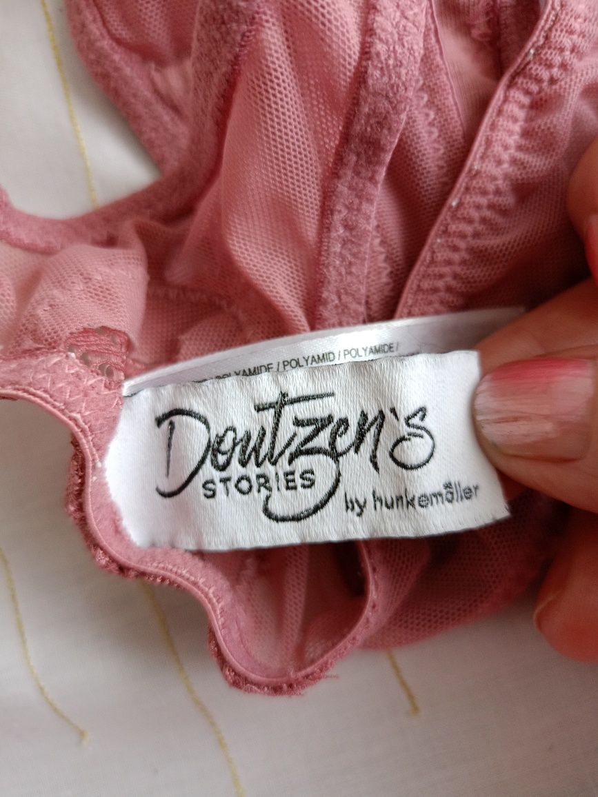Stringi w kolorze malinowym z kryształkami- używane.
