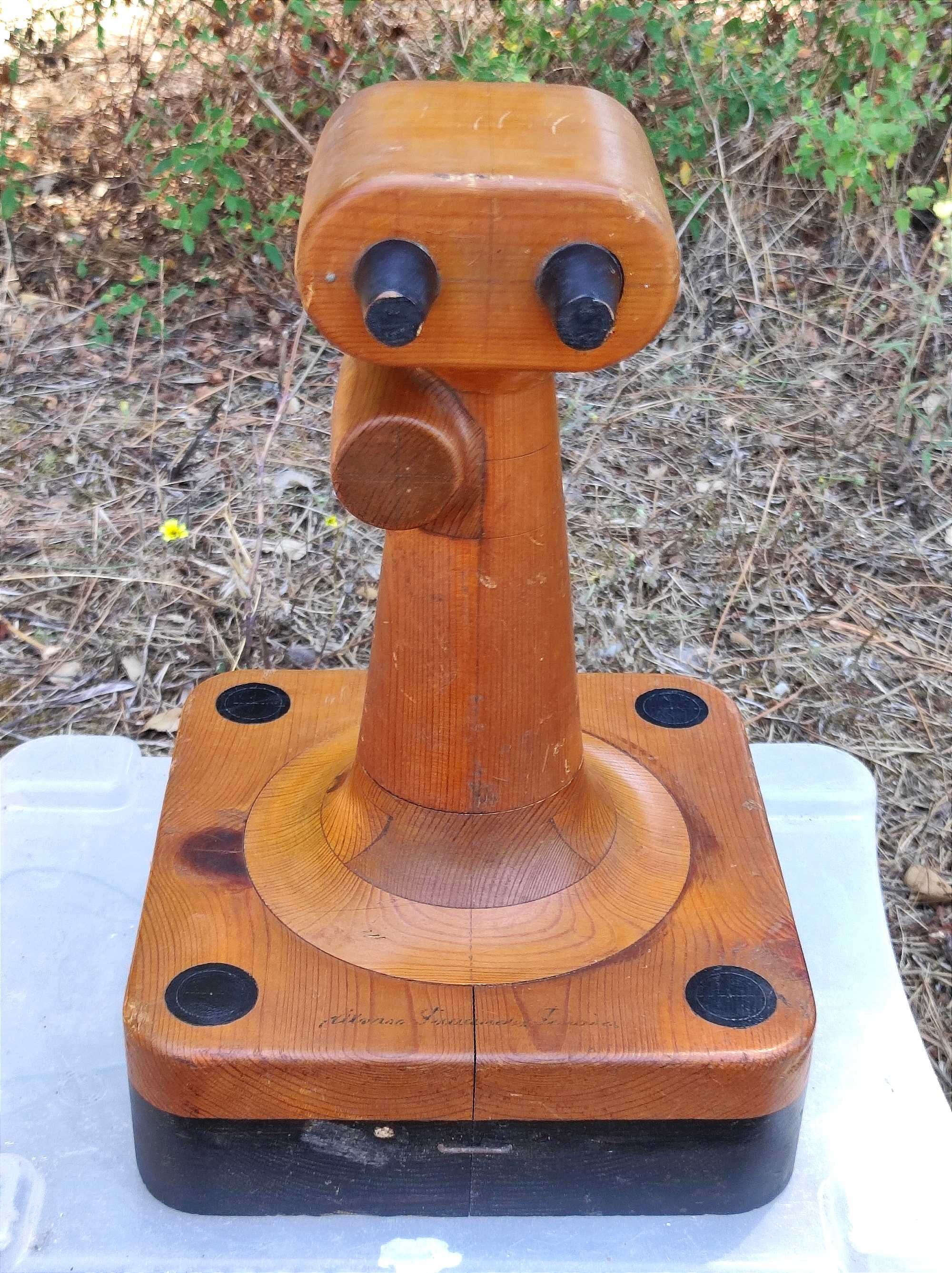 Escultura original madeira robot alien