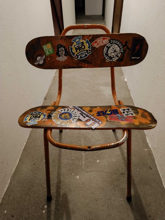 Cadeira Artística desenhada com duas pranchas de Surf