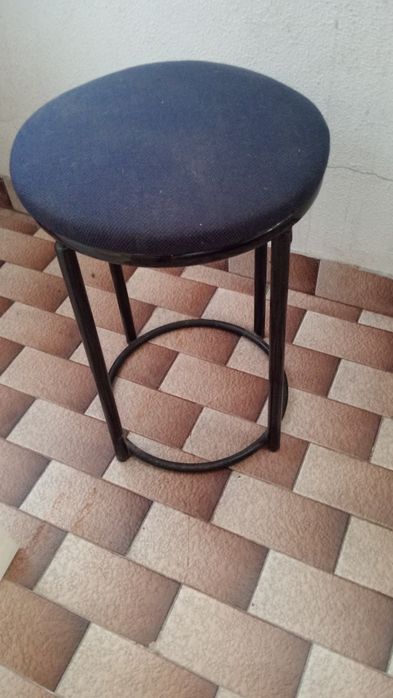 Banco alto. Estofo em bom estado