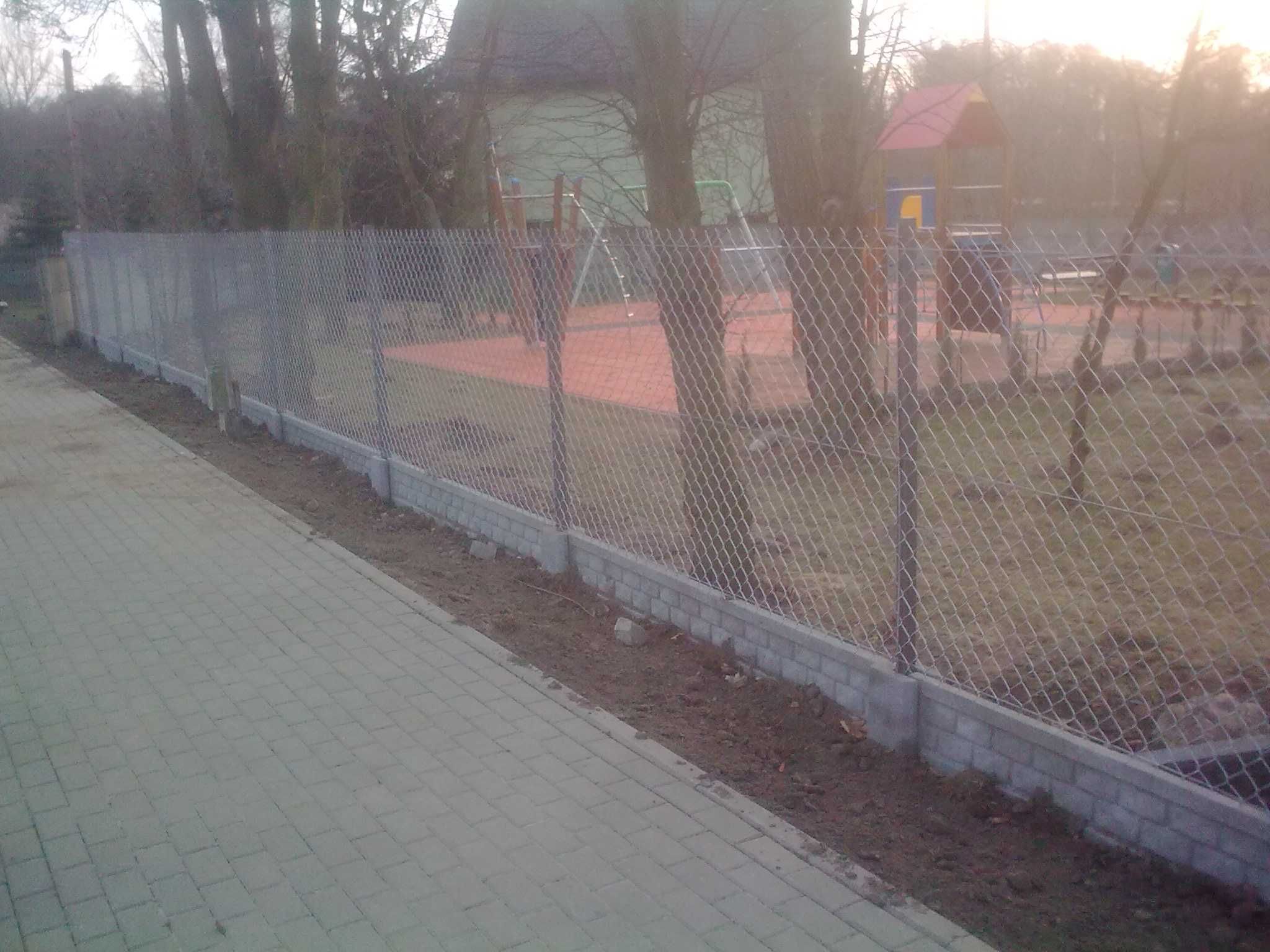 Ogrodzenie z siatki ocynkowane 1,5m + płyta prefabrykowana z montażem