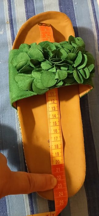 Продам красивые шлепанцы.