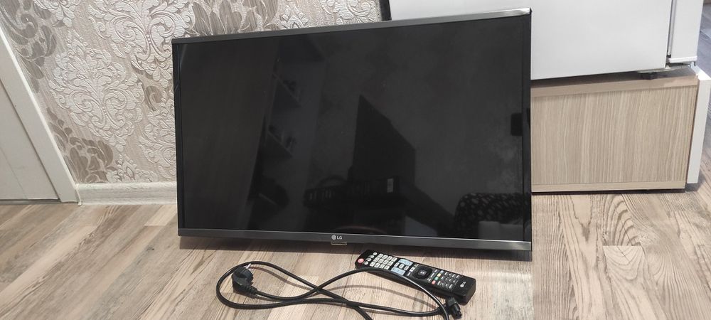 Продам телевізор LG 32LF632V на запчастини