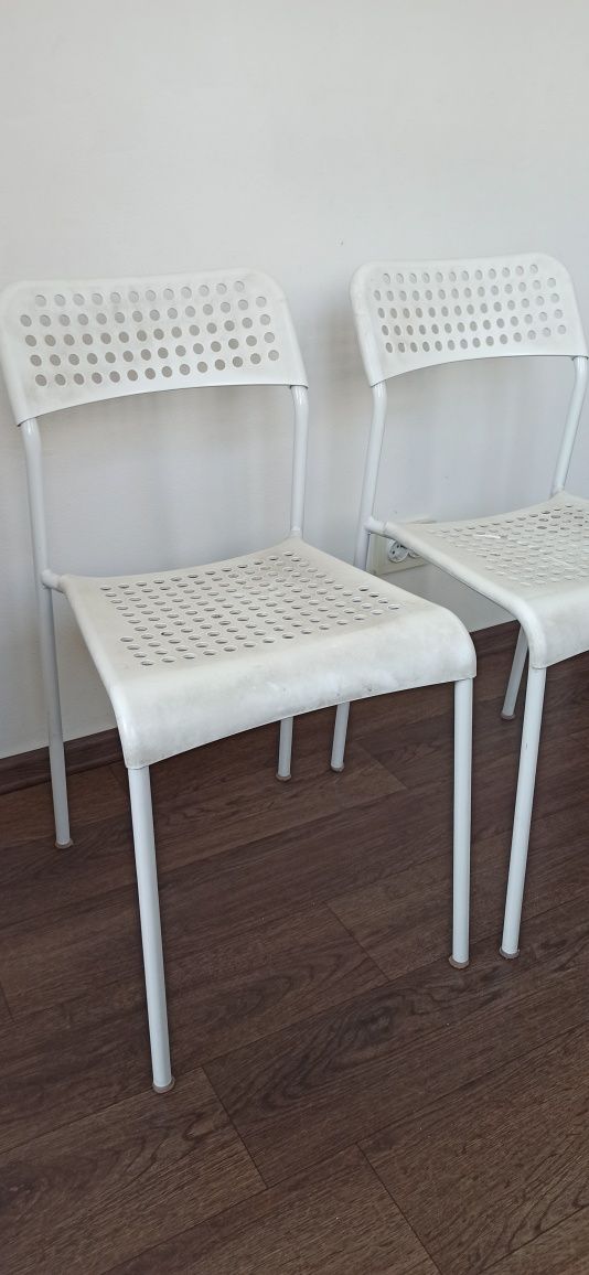 Стулья  Hole или IKEA  Adde белый.