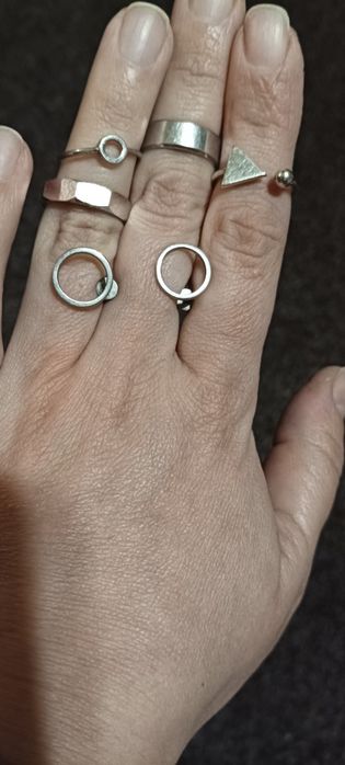 Срібні вироби. Каблучка. Сережки.