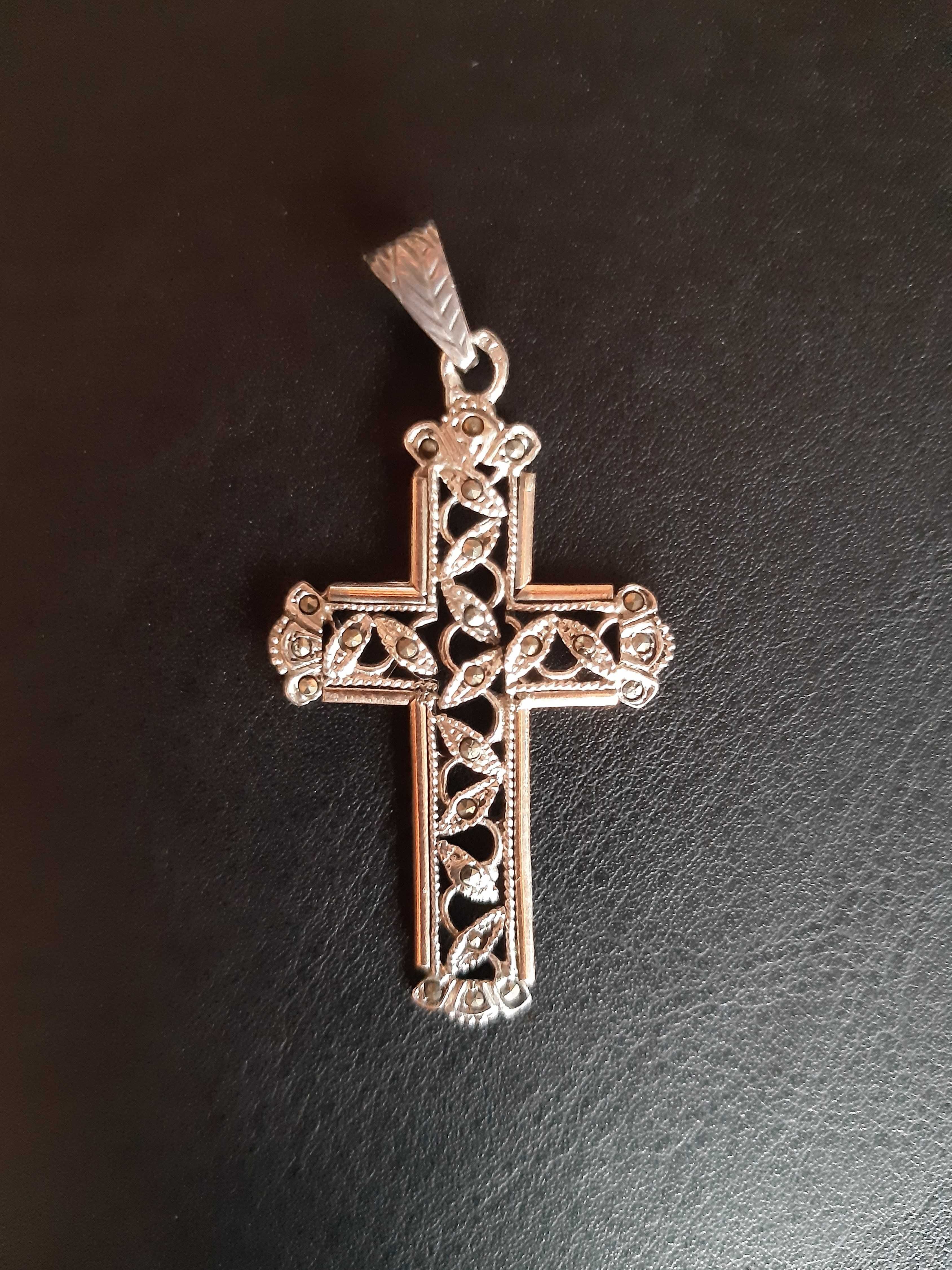 Crucifixo de prata e zircônias