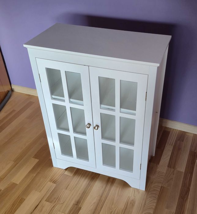 Nowoczesna szafka z witryną i regulowanymi półkami