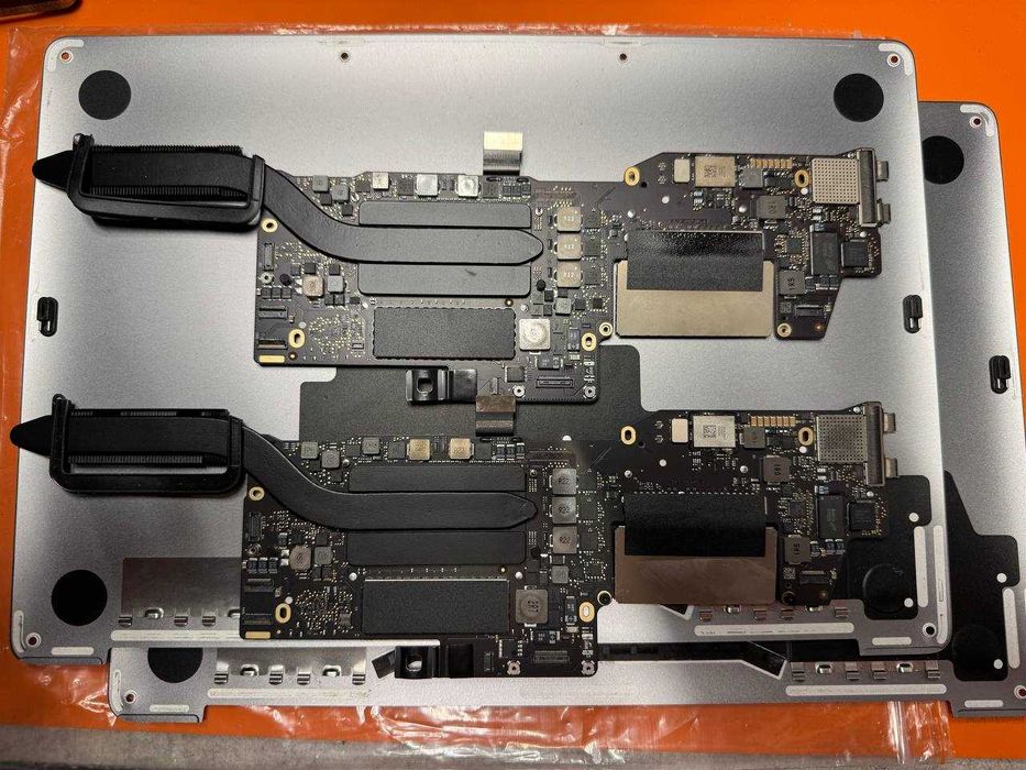 Дві плати MacBook Pro 13" 2017 A1708 (820-00840-A)