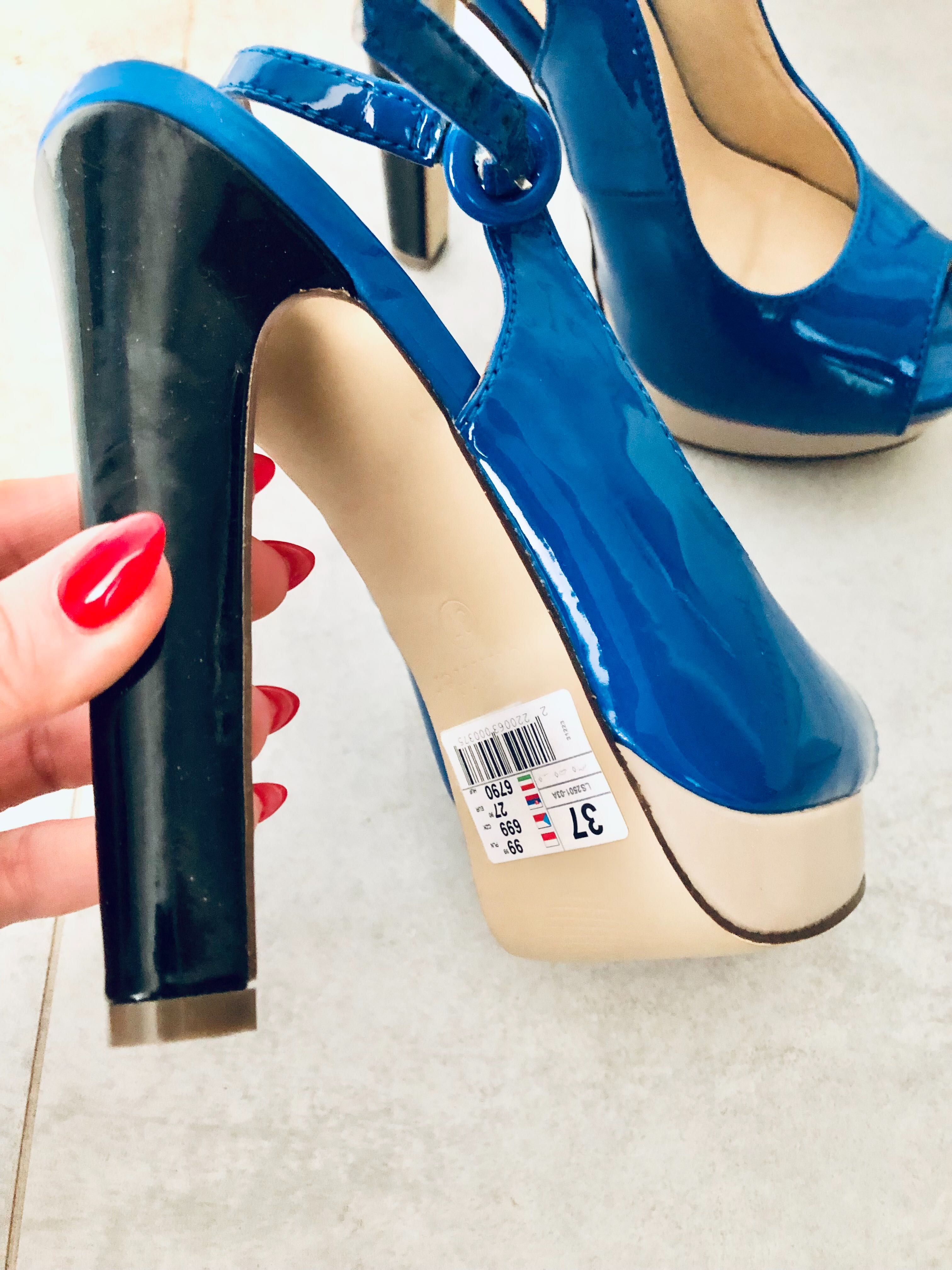 Kobaltowe buty z odkrytą piętą na obcasie