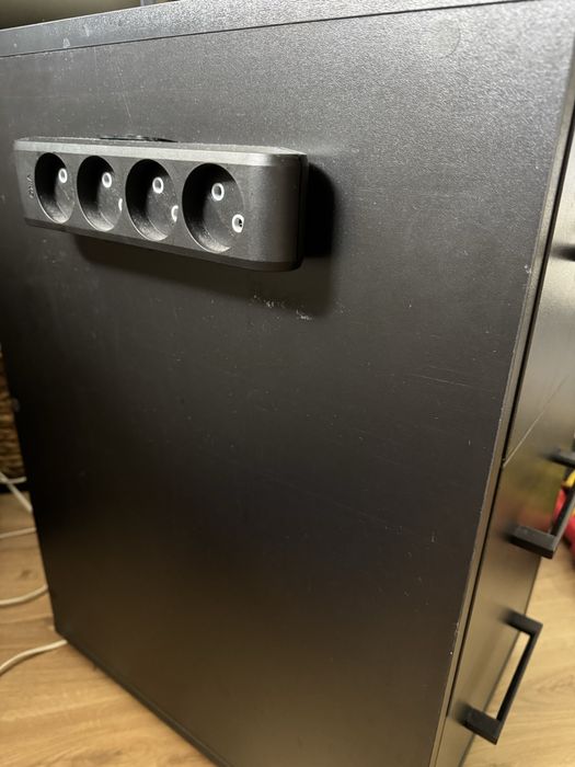 Тумба чорного кольору з резетками