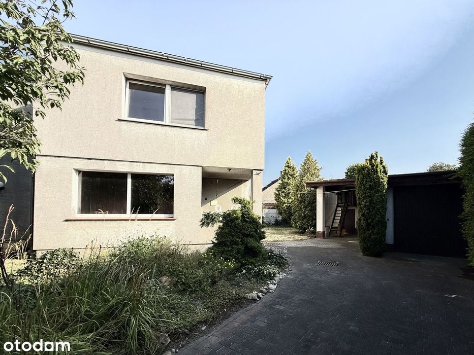 Dom z dużym garażem i pomieszczeniami gospodarczymi