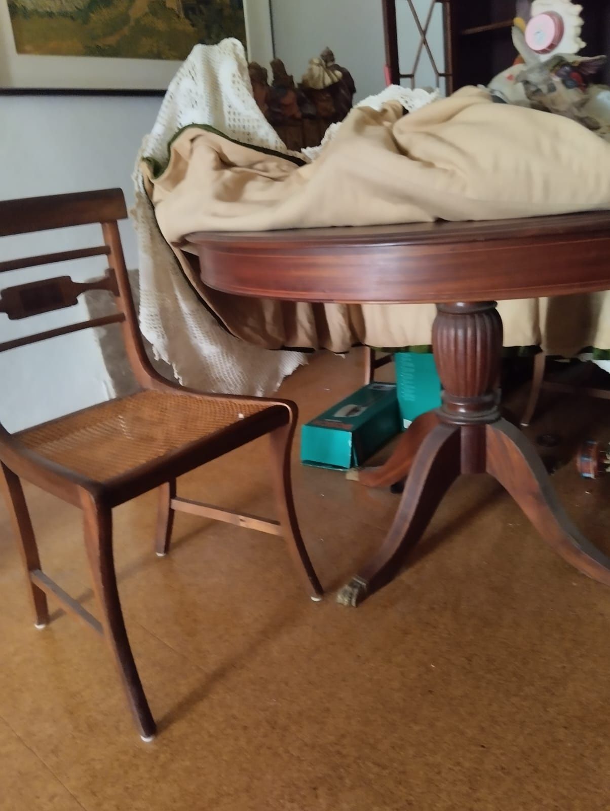 2.  Moveis cristaleiras e uma mesa e quarto cadeiras a mesa  pé galo