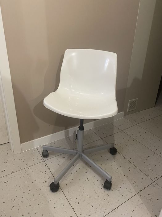 białe krzesło ikea plastik