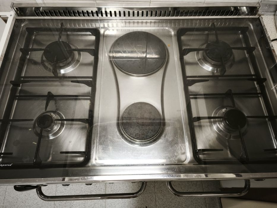Fogão a gás Tróia 4+ 2 placas eléctricas, bem estimado