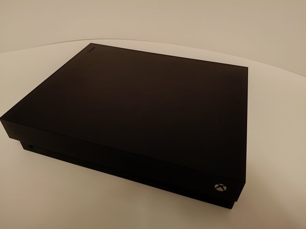 Xbox One X 1TB Pad + 2 Gry