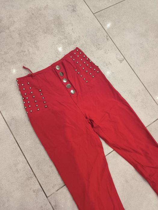 Czerwone spodnie damskie z dzettami