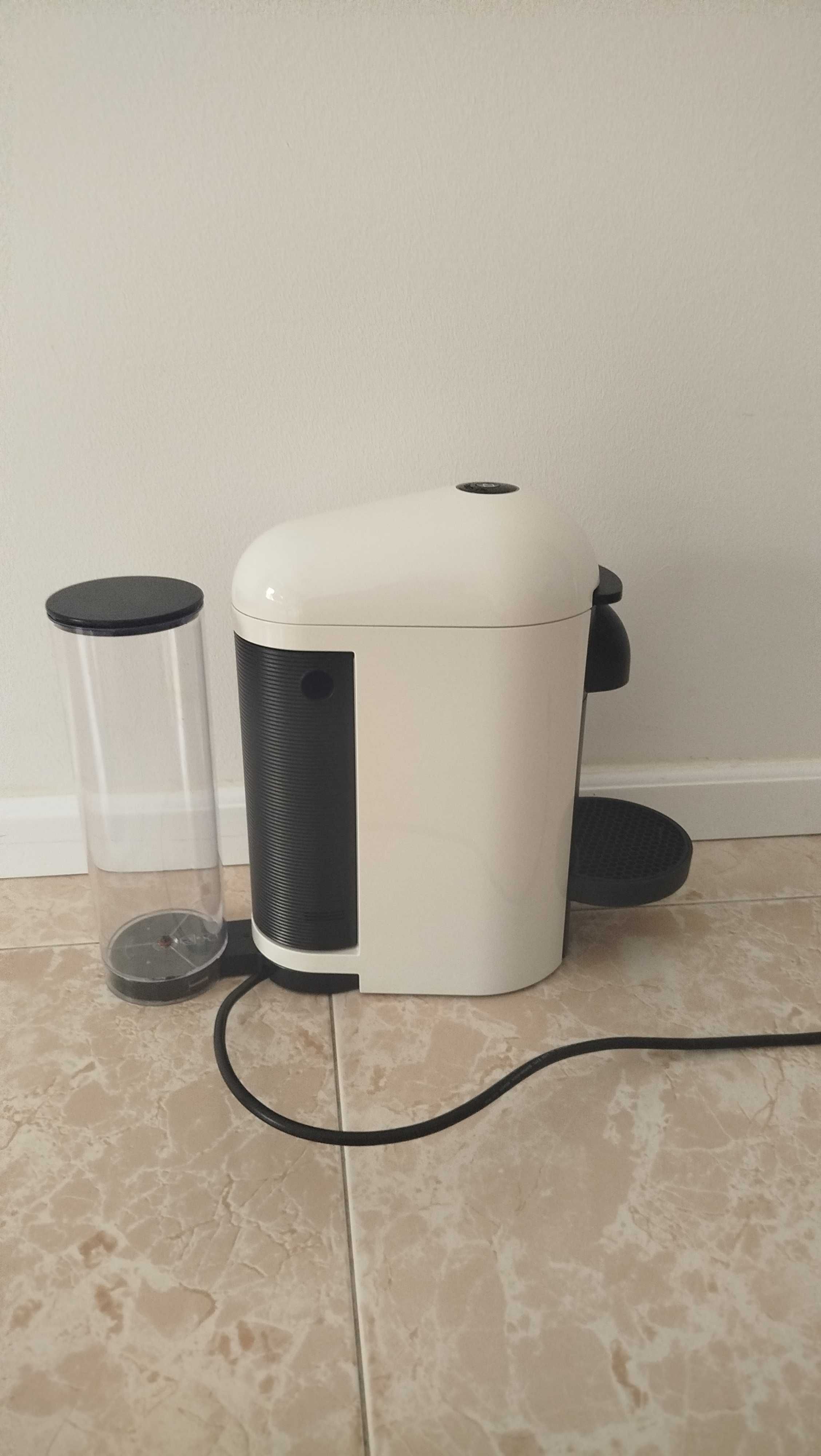 Máquina Café Nespresso Vertuo Plus