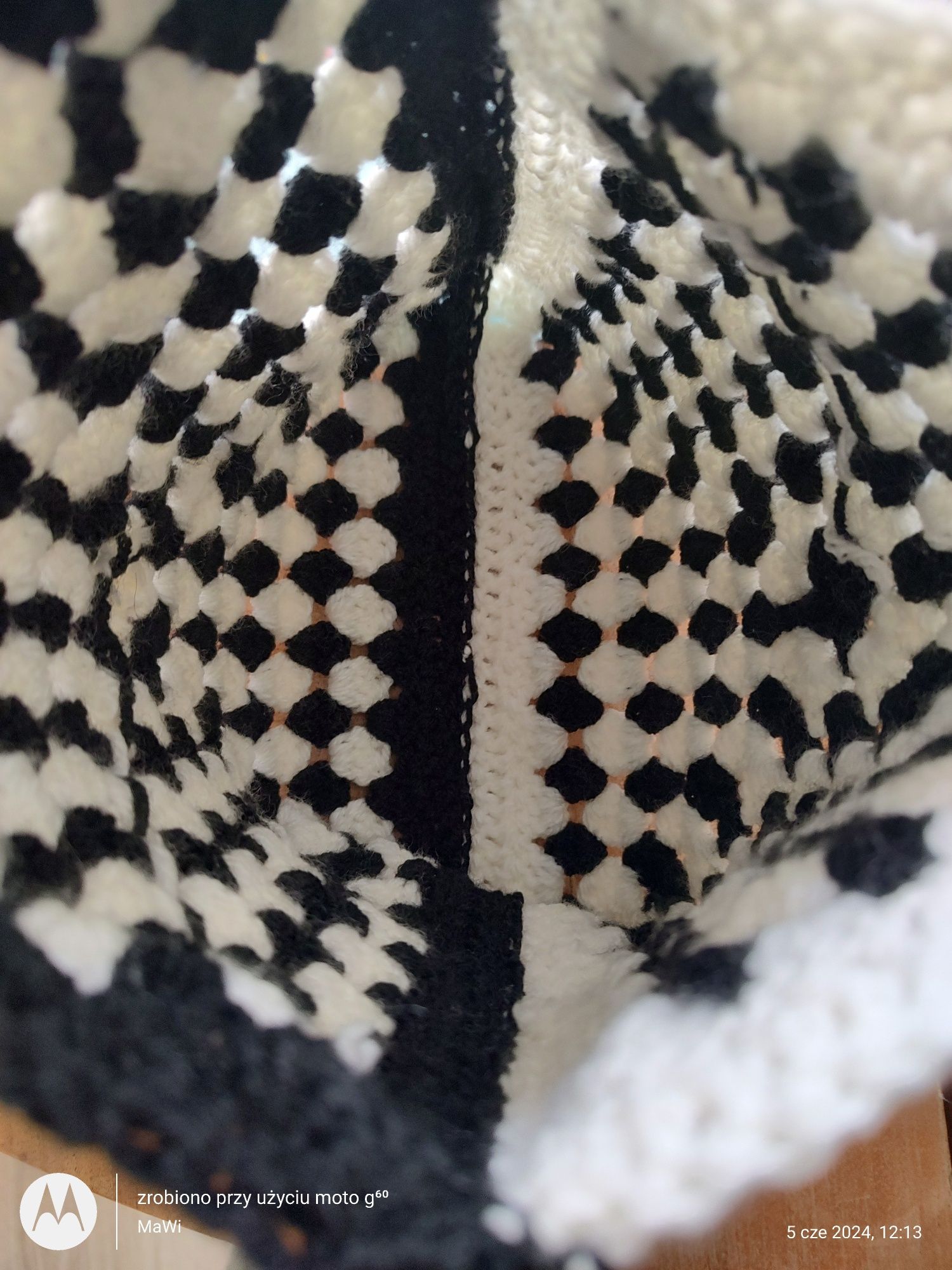 Torebka ręcznie robiona handmade biała czarna szydełko ramię