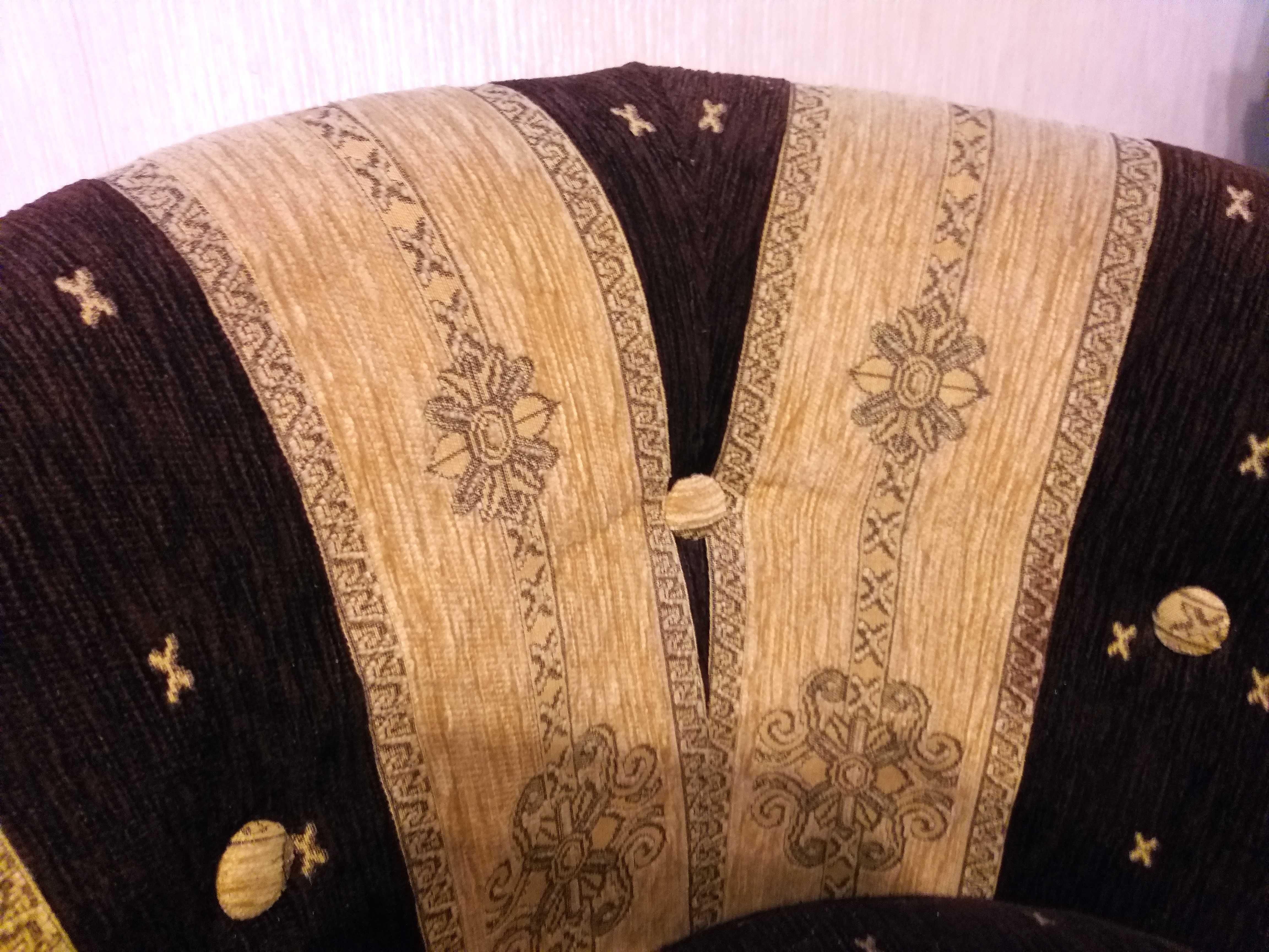 Elegancka sofa / tapczan z drewnianymi ozdobami + 2 pufy ze schowkami