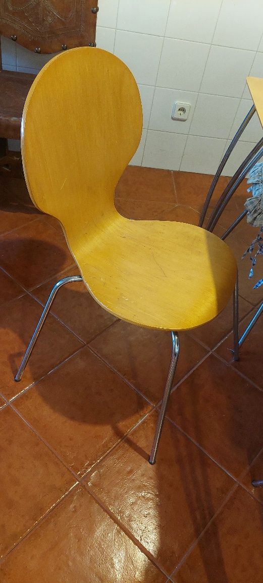 Mesa de cozinha em madeira com 4 cadeiras.