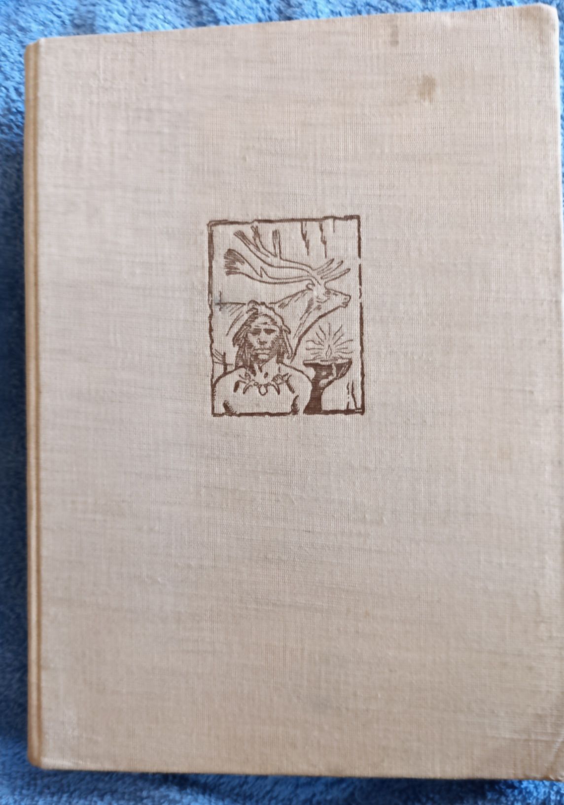 Продам старую книгу..."Жизнь древнего человека".