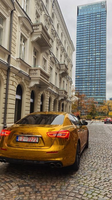 Złote Maserati samochód auto wynajem wesela doby