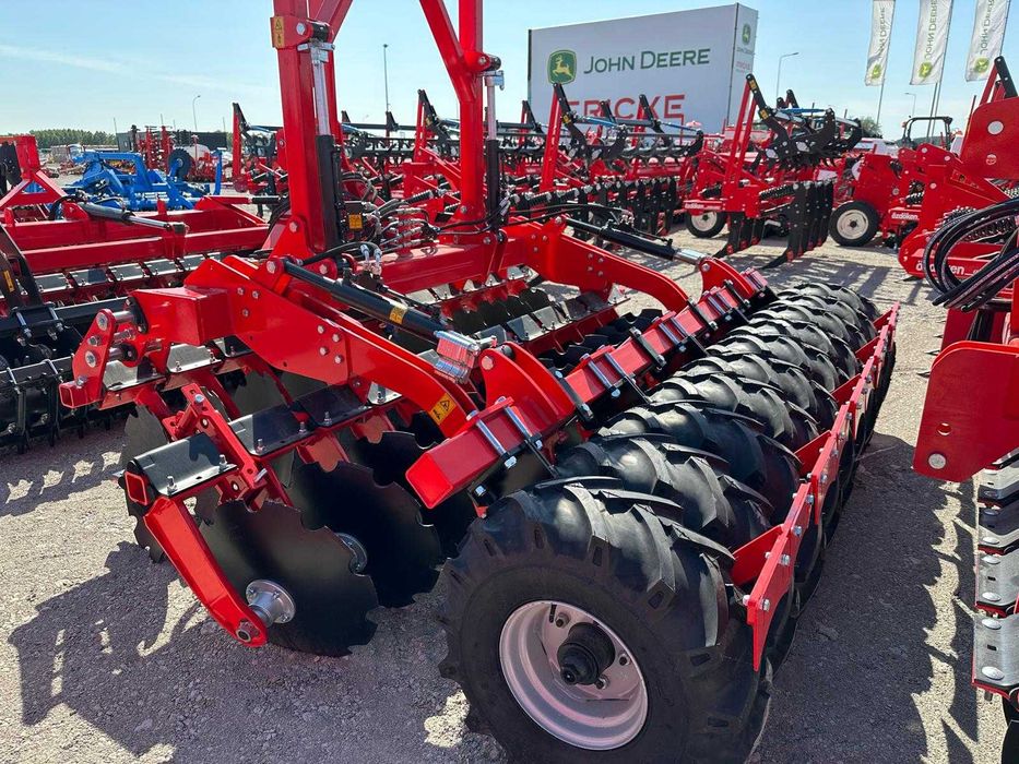 Agregat uprawowo-siewny półzawieszany z wałem opon. COMBIDISC OZDOKEN