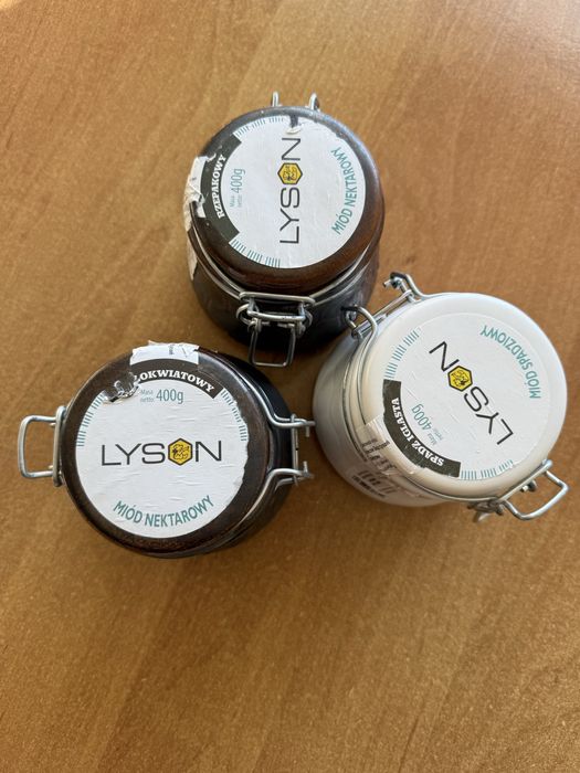 Eleganckie, dekoracyjne słoiczki z miodów