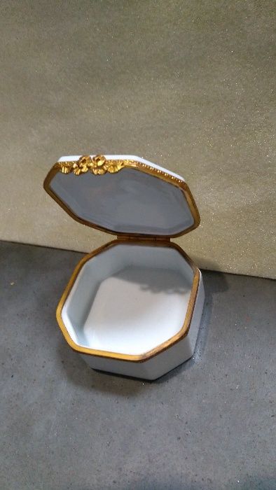 Porcelanowa szkatułka , okuta brązem złoconym , Francja , Limoges ,